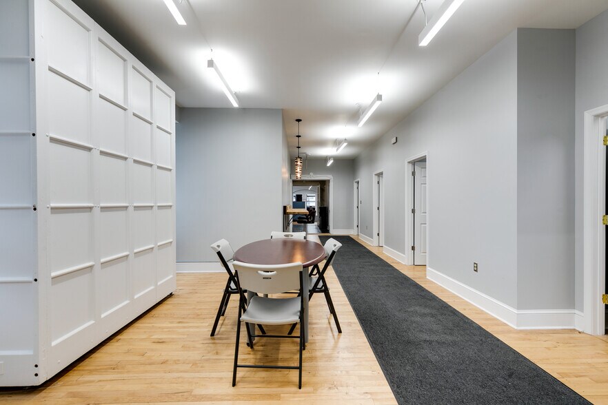 More Photos Of 424 E Grace St, Richmond Bank For Lease