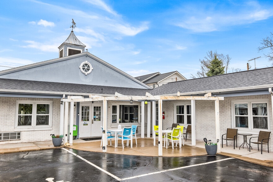 More Photos Of 488 South St, Green Lake Hotel For Sale