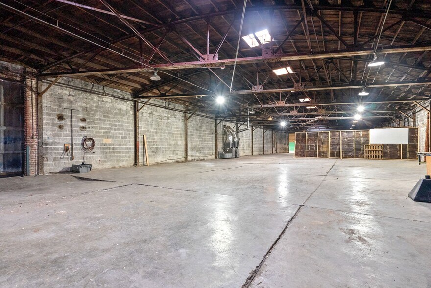 More Photos Of 1214 College St, Clarksville Warehouse For Lease