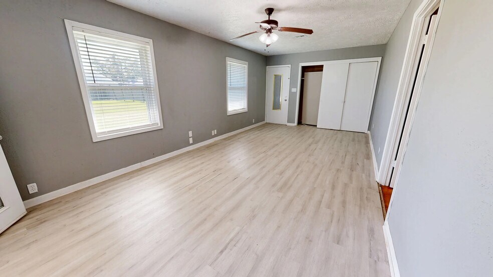 More Photos Of 419 Cypress St, Sulphur Office For Sale