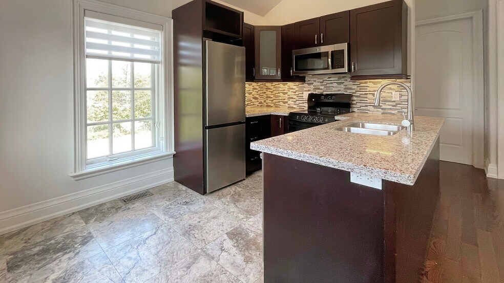 More Photos Of 42 Somerville St, Whitchurch-Stouffville Specialty For Sale