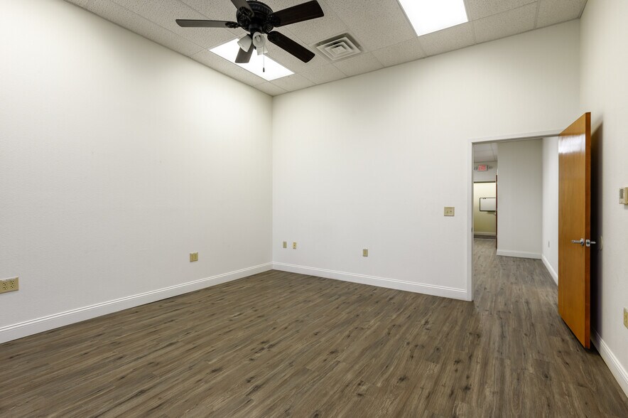 More Photos Of 714 W Chestnut St, Denison Storefront Retail Office For Lease