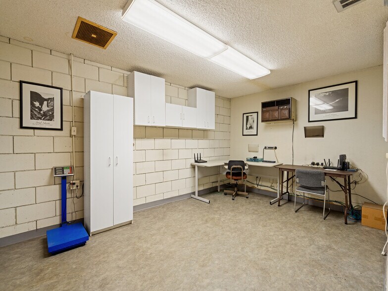 More Photos Of 921 Coolidge Ave, National City Light Manufacturing For Sale