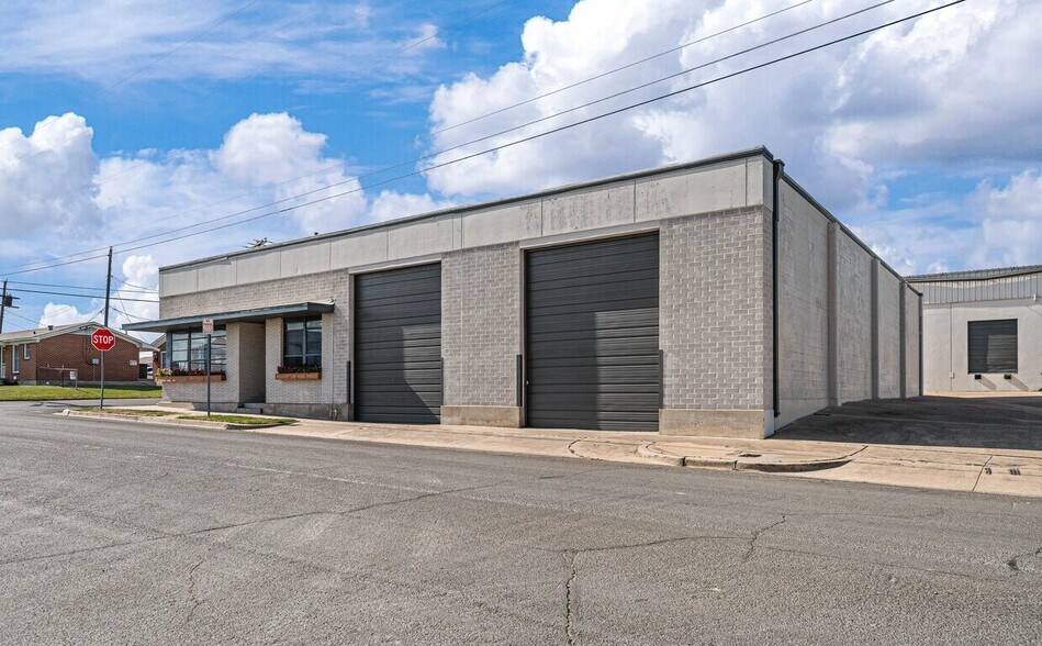 More Photos Of 657 Ruby Ave, Waco Showroom For Lease