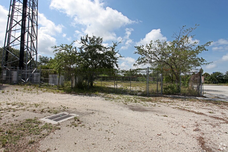 More Photos Of 3900 Byron Dr, Riviera Beach Land For Lease