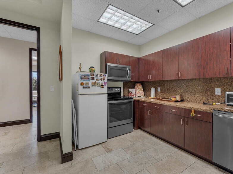 More Photos Of 2260 NW 114th Ave, Doral Warehouse For Lease