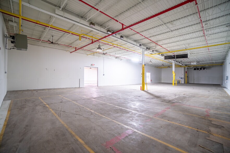 More Photos Of 4609-4801 W Woolworth Ave, Milwaukee Warehouse For Lease