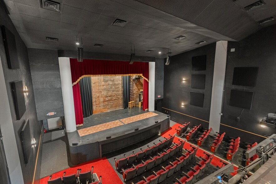 More Photos Of 110 W Main St, Waxahachie Theater Concert Hall For Lease