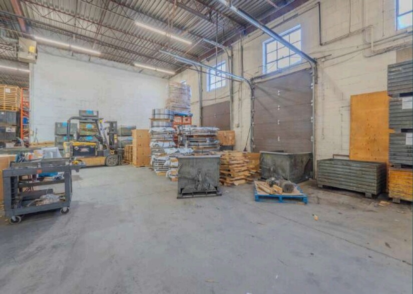 More Photos Of 375-455 Deslauriers Rue, Saint-Laurent Warehouse For Lease