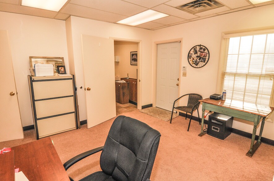 More Photos Of 709 S 18th St, Lafayette Freestanding For Sale