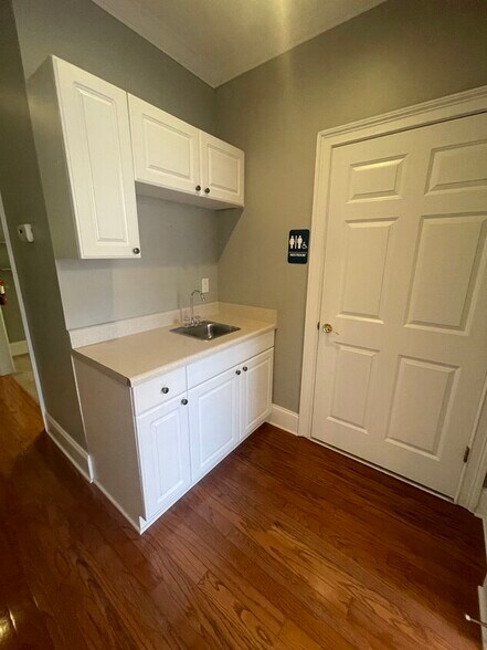 More Photos Of 327 Dahlonega Rd, Cumming Medical For Lease