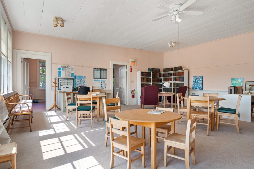 More Photos Of 25 Oak St, Boothbay Harbor Specialty For Sale