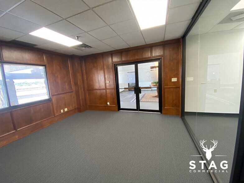 More Photos Of 3901 Airport Fwy, Bedford Office For Lease