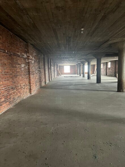 More Photos Of 740 8th Ave, Huntington Warehouse For Lease