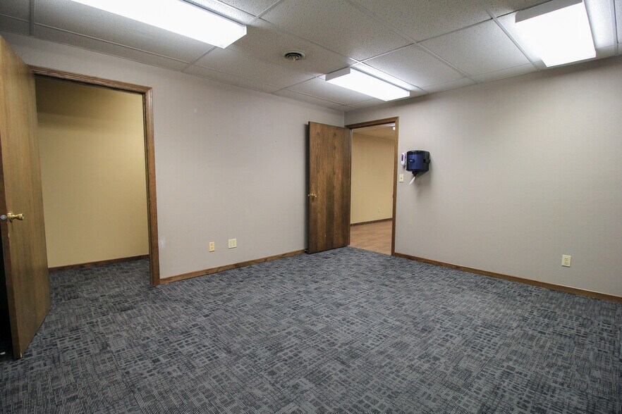 More Photos Of 320 N Main St, Pocahontas Medical For Sale