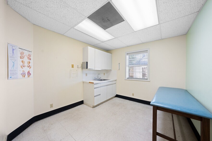 More Photos Of 204 W Windcrest St, Fredericksburg Healthcare For Sale