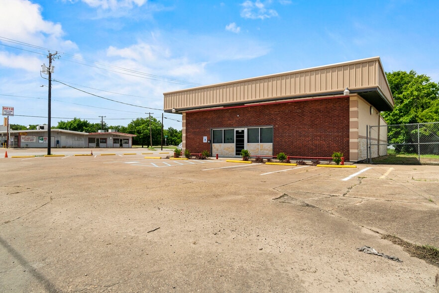 More Photos Of 815 E Moore Ave, Terrell Storefront Retail Office For Sale