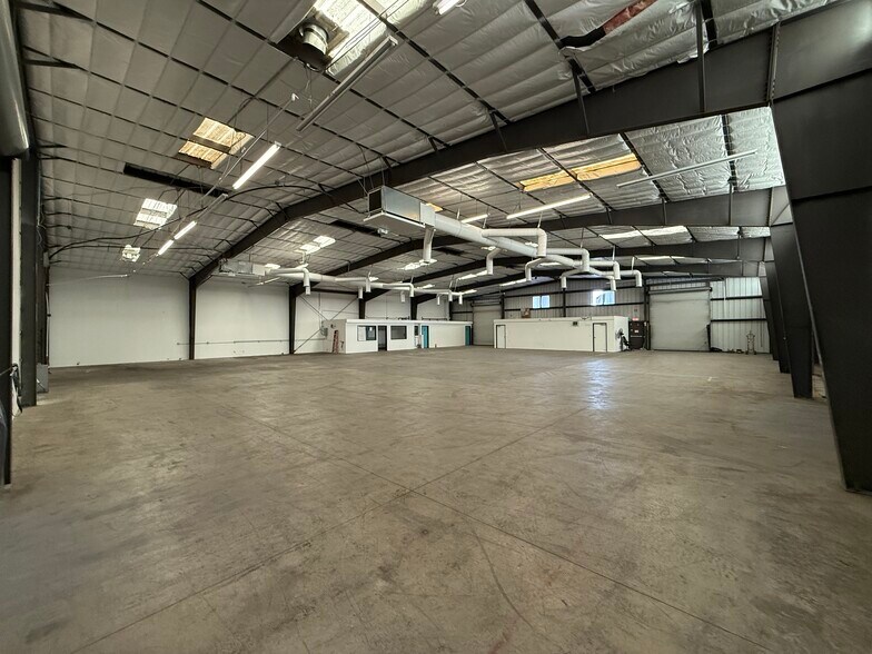 More Photos Of 10857 Drury Ln, Lynwood Warehouse For Lease