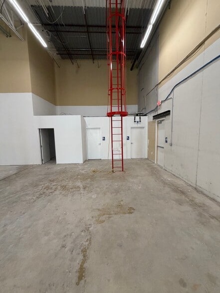 More Photos Of 8102 Blanding Blvd, Jacksonville Storefront For Lease