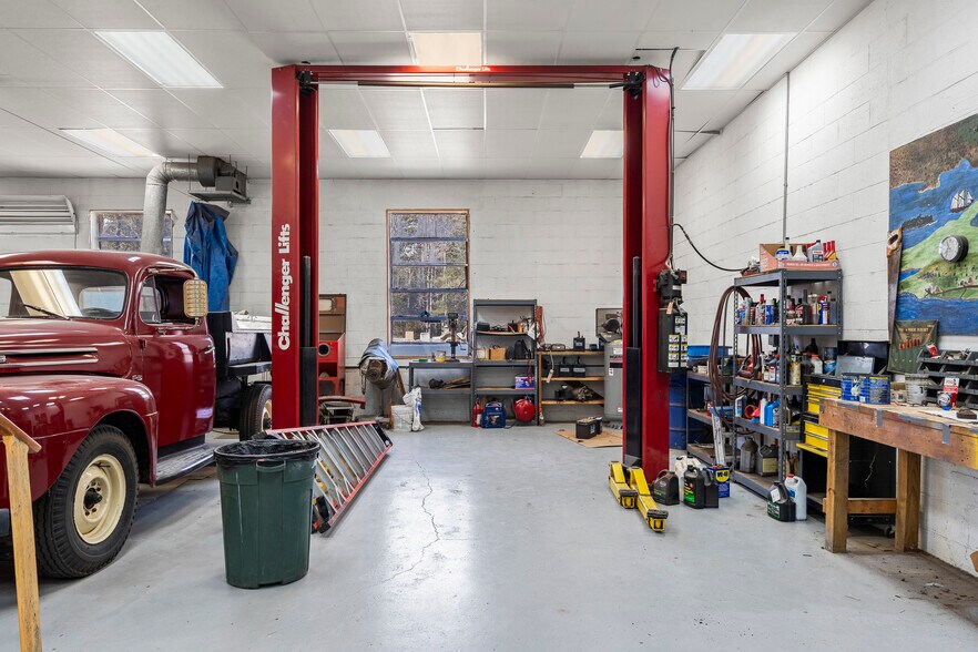 More Photos Of 1037 Wiscasset rd, Boothbay Flex For Sale