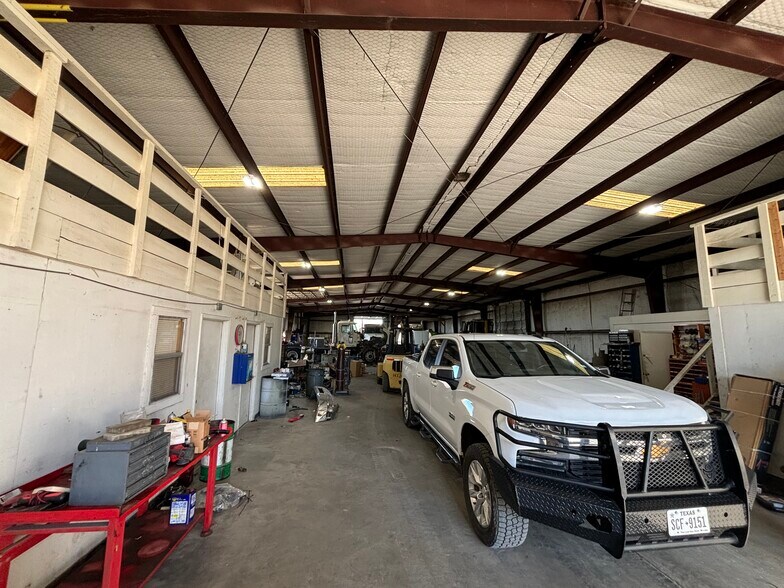 More Photos Of 207 Samuel Dr, Weatherford Warehouse For Lease