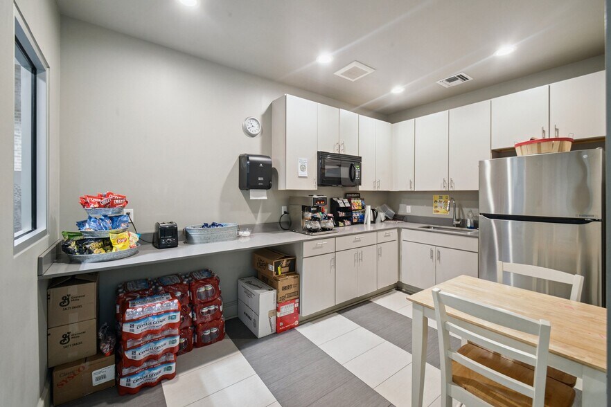 More Photos Of 747 Magazine St, New Orleans Office For Sale