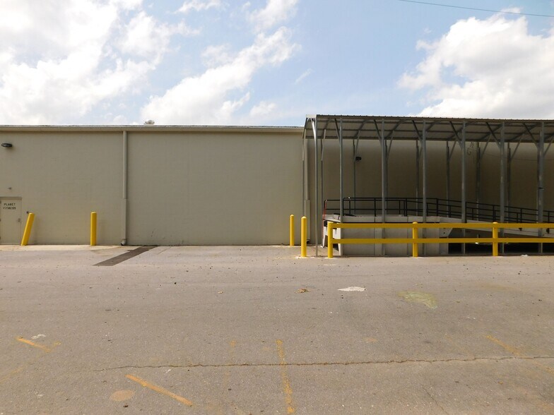 More Photos Of 122 Wc Bryant Pky, Calhoun Storefront For Lease