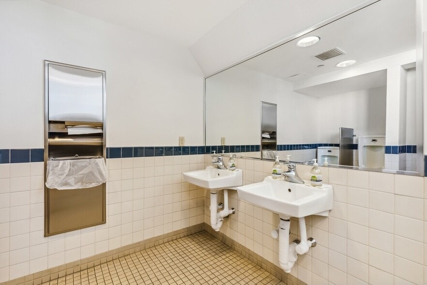 More Photos Of 1 E Ridgewood Ave, Ridgewood Storefront Retail Office For Lease