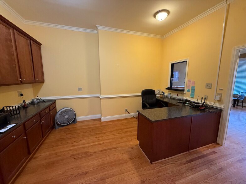 More Photos Of 111 Fontana St, Clinton Office For Lease