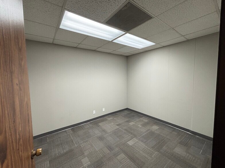 More Photos Of 2425 US Highway 41 N, Evansville Office For Lease