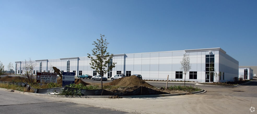More Photos Of 140-148 S Pinnacle Dr, Romeoville Warehouse For Lease