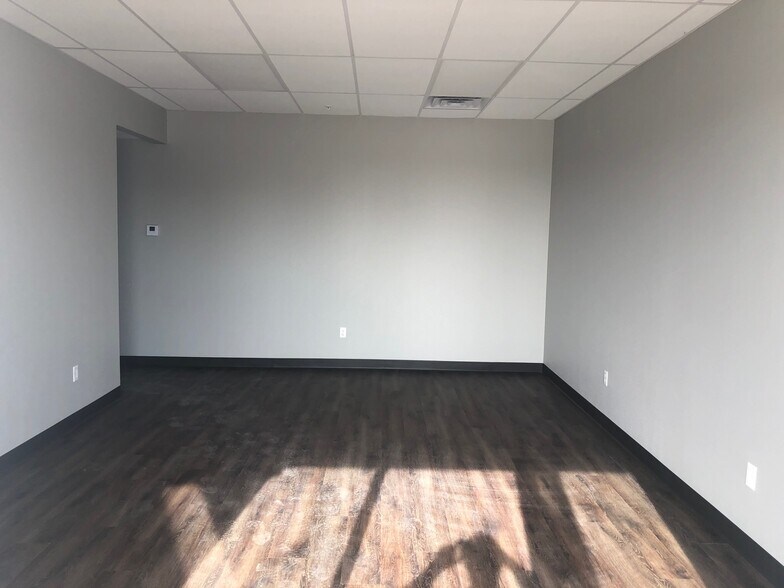 More Photos Of 2207 N 17th St, Rogers Industrial For Lease