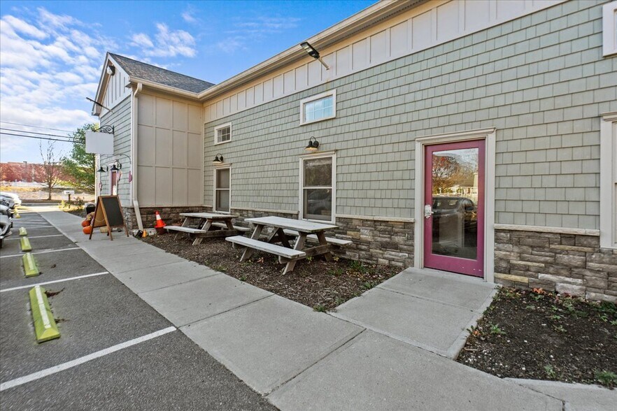 More Photos Of 13 N Main St, East Hampton Showroom For Sale