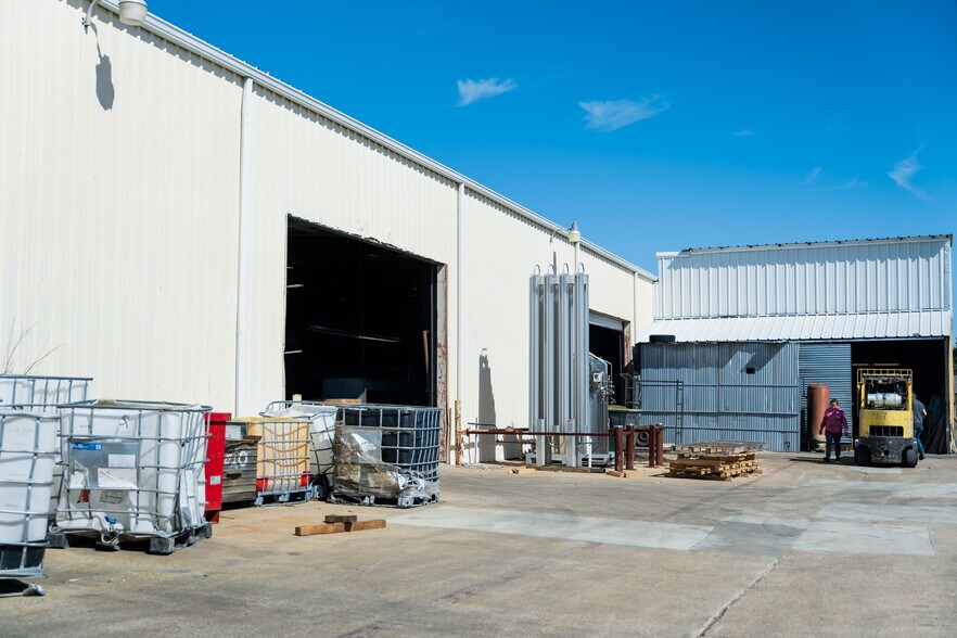 More Photos Of 1630 N Interstate 35 E, Lancaster Flex For Sale