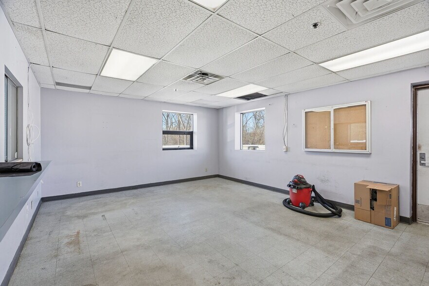 More Photos Of 8201 NE Hickory St, Minneapolis Truck Terminal For Sale