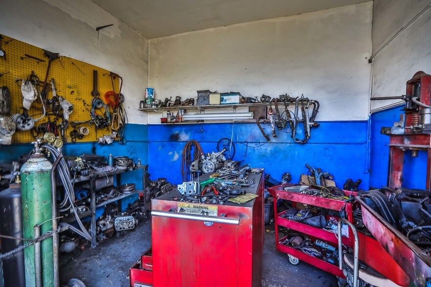 More Photos Of 2112 NW 36th St, Miami Auto Repair For Sale
