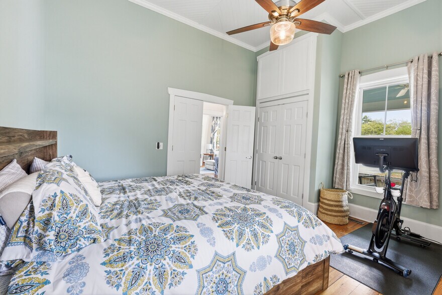 More Photos Of 119 N Davis St, Southport Hospitality For Sale