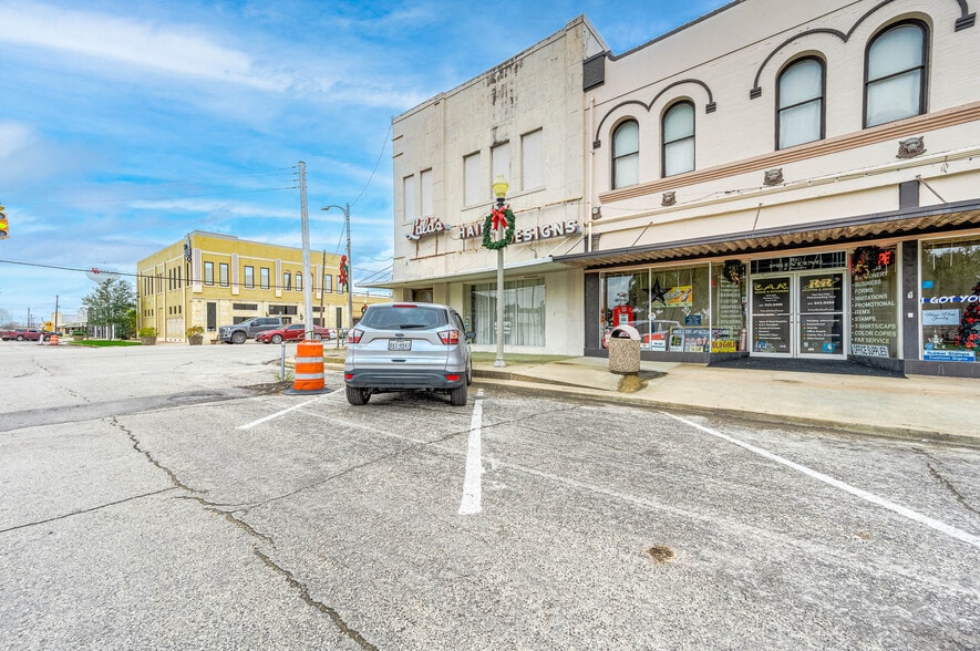 More Photos Of 101 E Monseratte St, El Campo Storefront For Sale