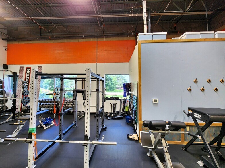 More Photos Of 10520 N Baehr Rd, Mequon Light Manufacturing For Lease