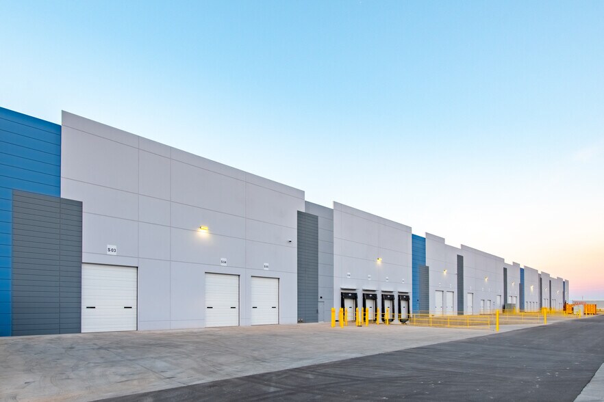 More Photos Of 7250 S Sossaman Rd, Mesa Distribution For Lease