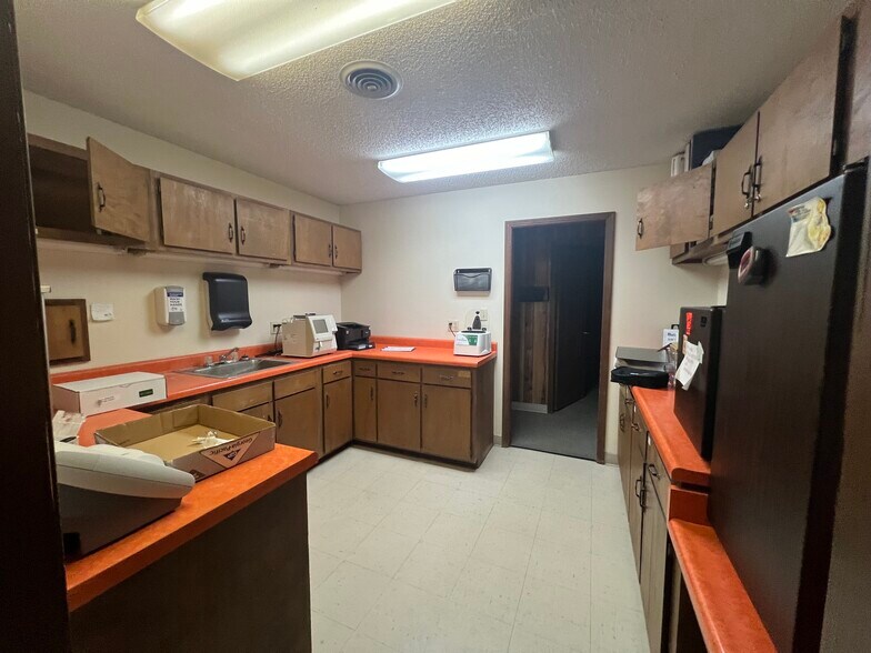 More Photos Of 100 Chickadee Ave, Middleton Office For Sale