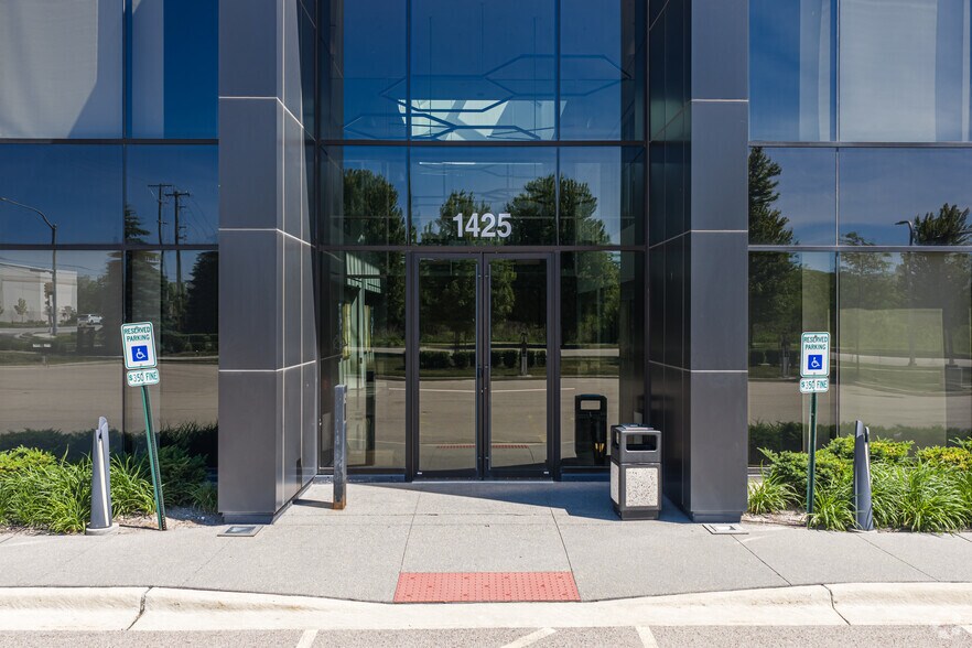 More Photos Of 1425 Madeline Ln, Elgin Warehouse For Lease
