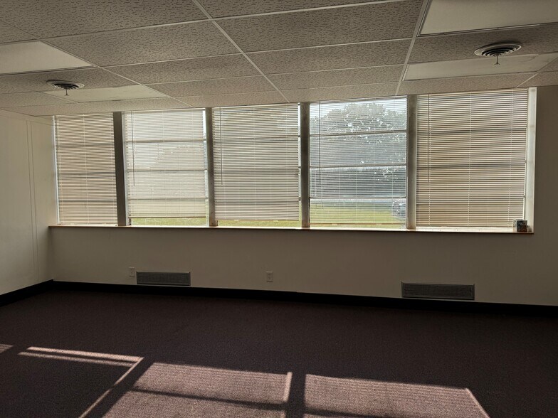 More Photos Of 2941 Moose Trl, Elkhart Manufacturing For Sale