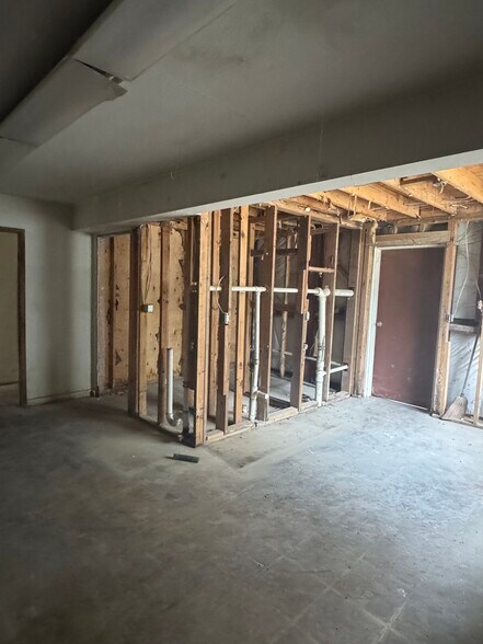 More Photos Of 5902 W State Highway 71, La Grange Industrial For Lease