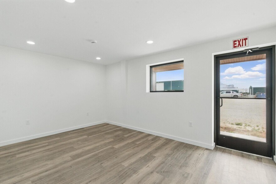 More Photos Of 120 W Scenic Trl, Weatherford Warehouse For Lease