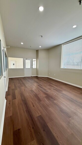 More Photos Of 911 15th St, Columbus Warehouse For Lease