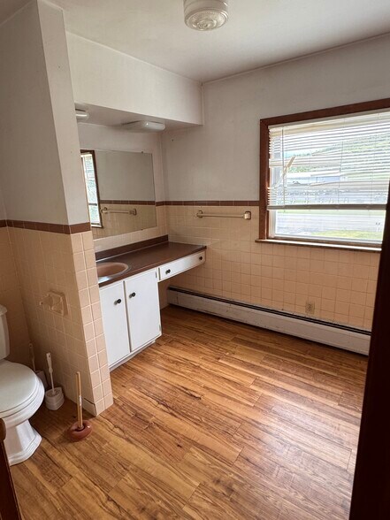 More Photos Of 2013 General Potter Hwy, Centre Hall Showroom For Sale