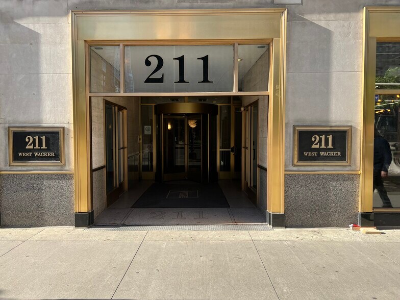 More Photos Of 211 W Wacker Dr, Chicago Office For Lease