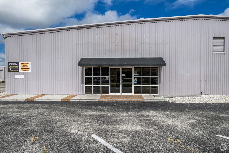 More Photos Of 4500 Carmichael Ave, Sarasota Warehouse For Sale