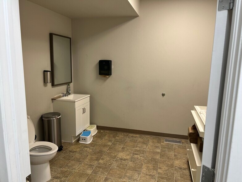 More Photos Of 2 Oakwood Park, Castle Rock Medical For Lease